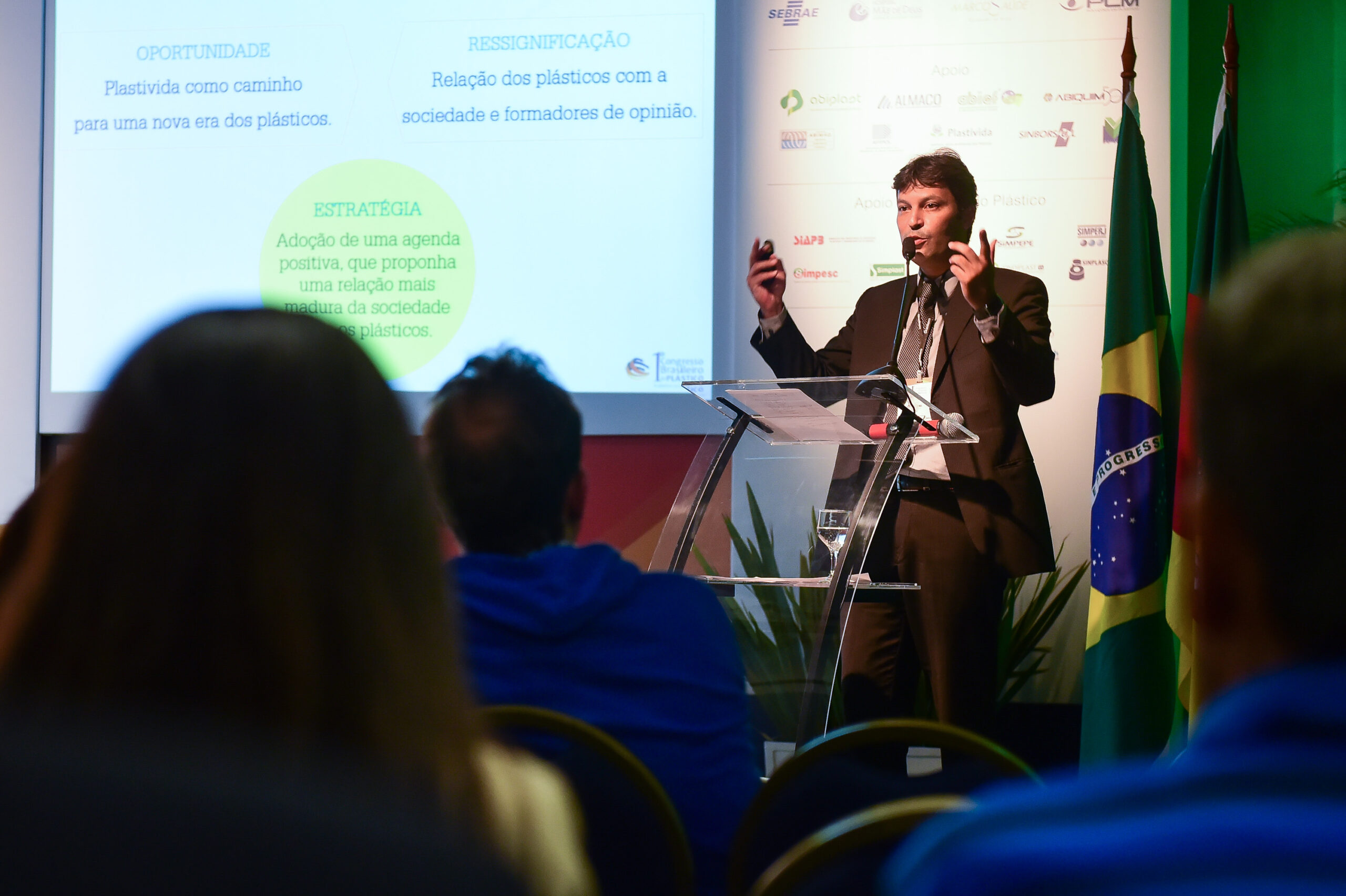 Porto Alegre-RS; 06/11/2014; Primeiro Congresso Brasileiro do Plástico, realizado nos dias 05, 06 e 07 de novembro na FIERGS em Porto Alegre. Foto: Vinícius Costa/ Agência Preview