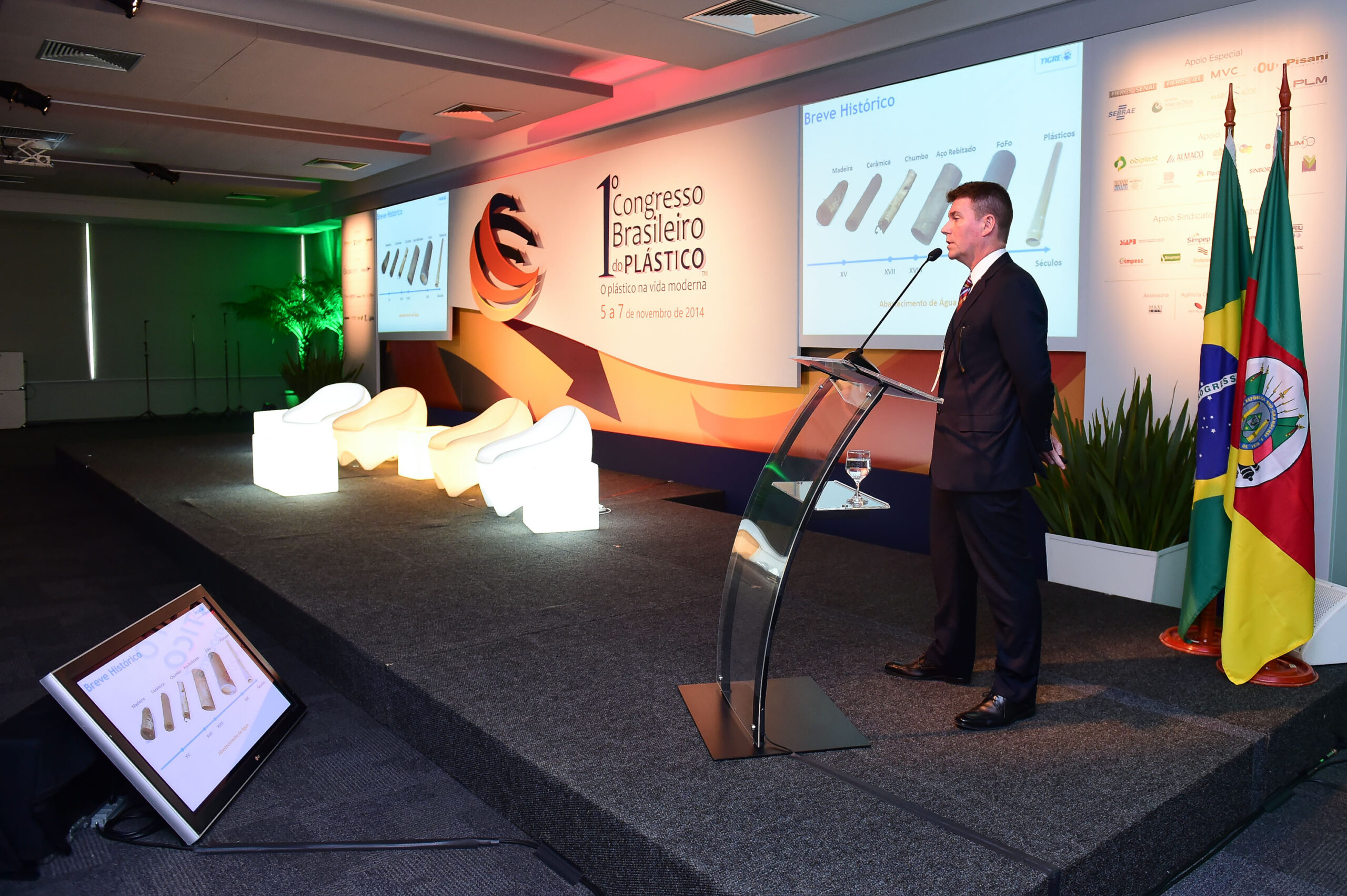 Porto Alegre-RS; 06/11/2014; Primeiro Congresso Brasileiro do Plástico, realizado nos dias 05, 06 e 07 de novembro na FIERGS em Porto Alegre. Foto: Vinícius Costa/ Agência Preview
