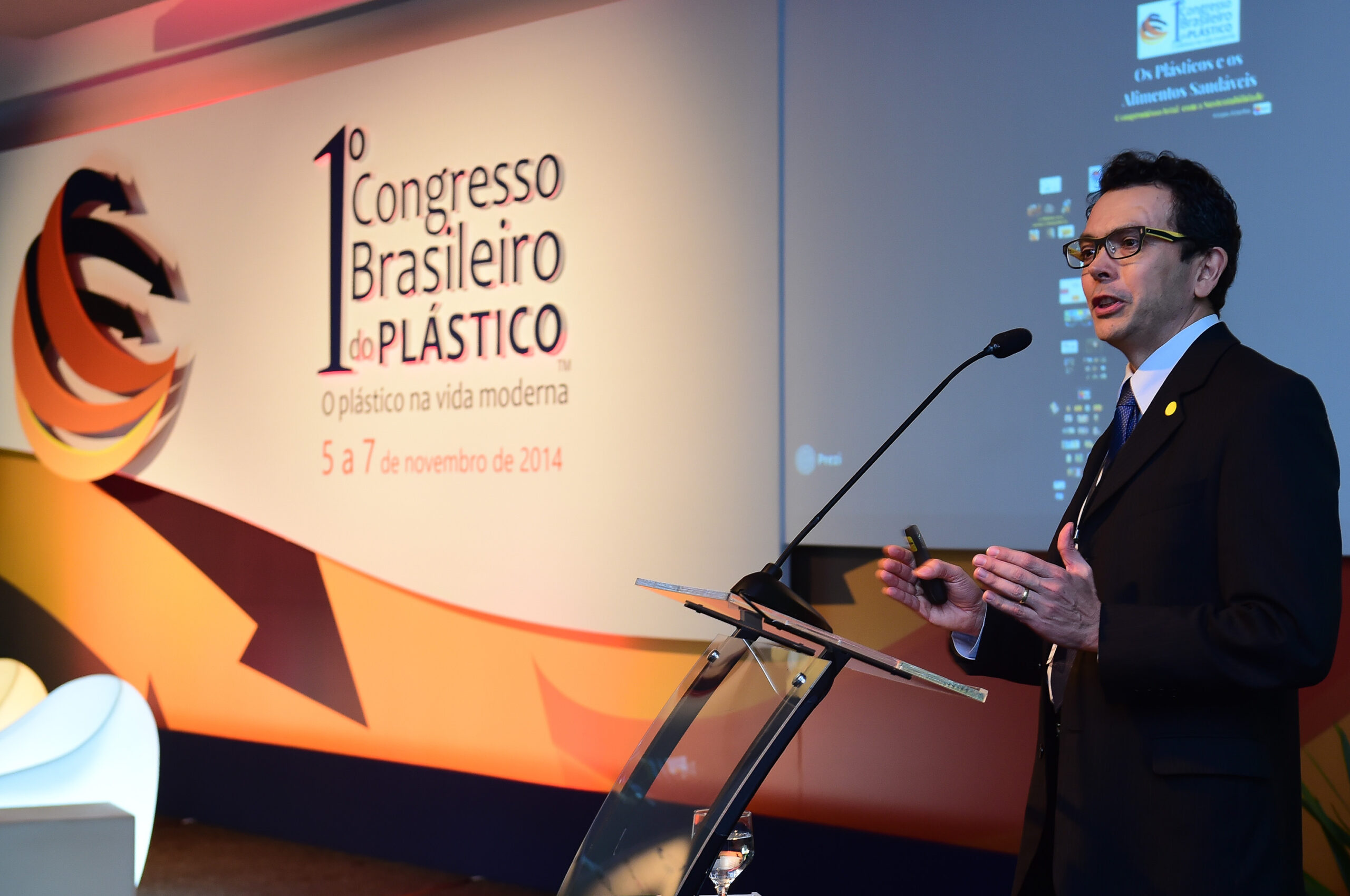 Porto Alegre-RS; 06/11/2014; Primeiro Congresso Brasileiro do Plástico, realizado nos dias 05, 06 e 07 de novembro na FIERGS em Porto Alegre. Foto: Vinícius Costa/ Agência Preview