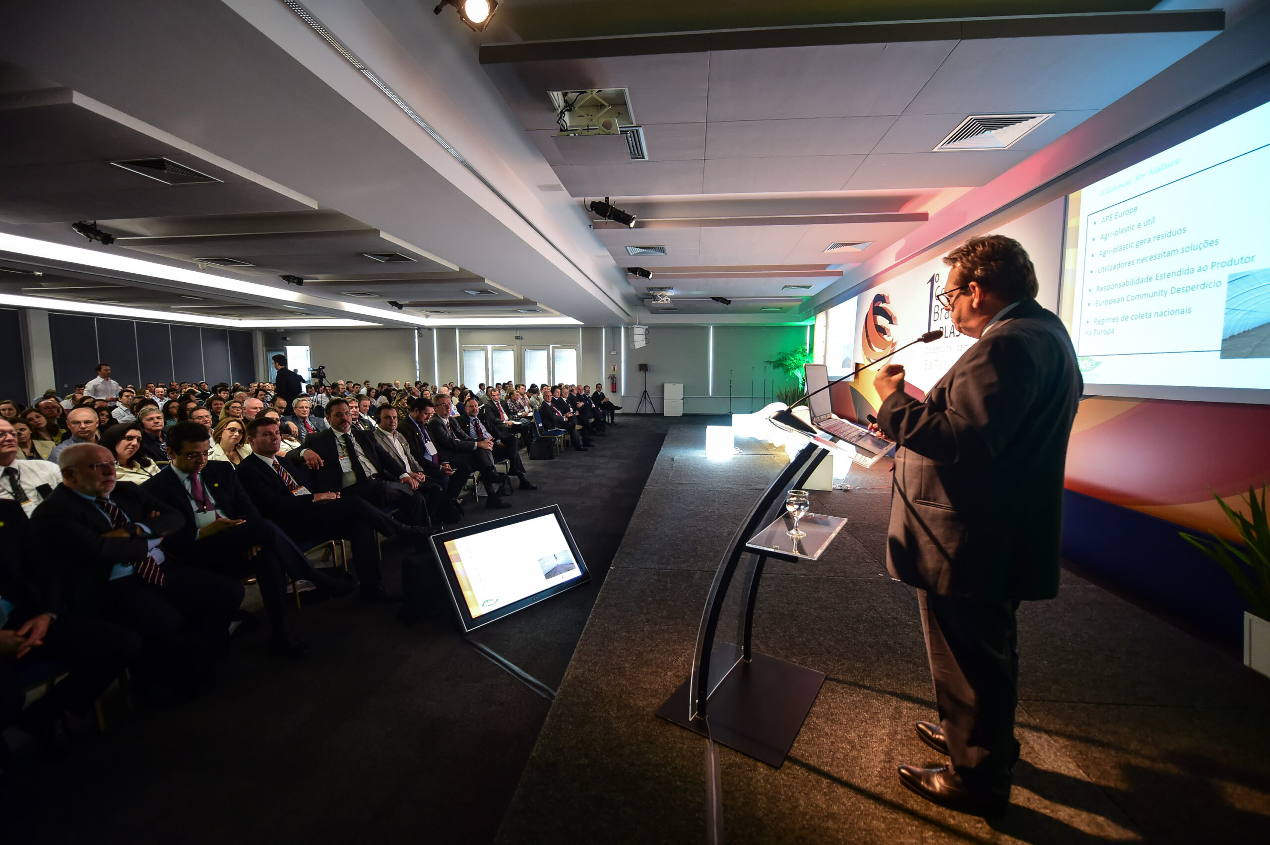 Porto Alegre-RS; 06/11/2014; Primeiro Congresso Brasileiro do Plástico, realizado nos dias 05, 06 e 07 de novembro na FIERGS em Porto Alegre. Foto: Vinícius Costa/ Agência Preview