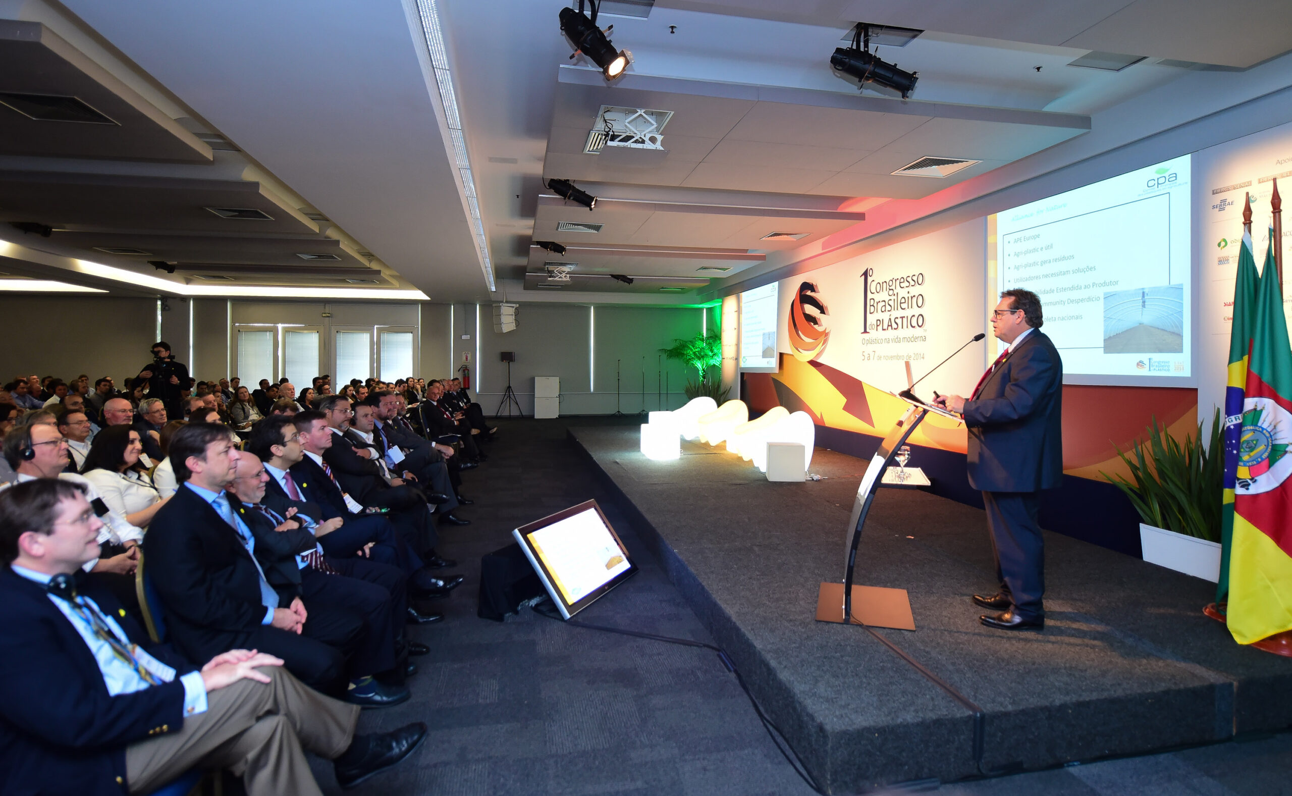 Porto Alegre-RS; 06/11/2014; Primeiro Congresso Brasileiro do Plástico, realizado nos dias 05, 06 e 07 de novembro na FIERGS em Porto Alegre. Foto: Vinícius Costa/ Agência Preview