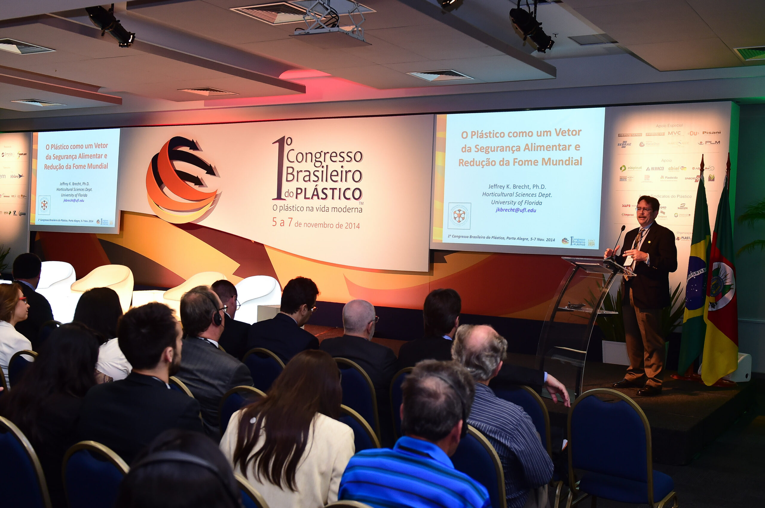 Porto Alegre-RS; 06/11/2014; Primeiro Congresso Brasileiro do Plástico, realizado nos dias 05, 06 e 07 de novembro na FIERGS em Porto Alegre. Foto: Vinícius Costa/ Agência Preview