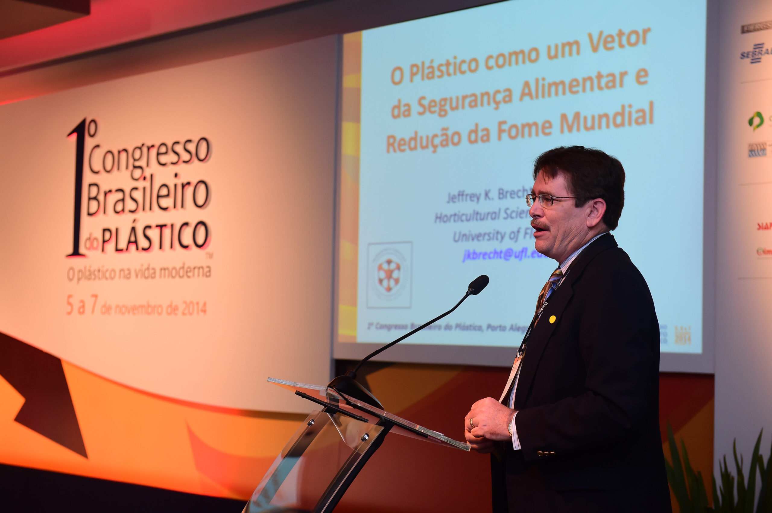 Porto Alegre-RS; 06/11/2014; Primeiro Congresso Brasileiro do Plástico, realizado nos dias 05, 06 e 07 de novembro na FIERGS em Porto Alegre. Foto: Vinícius Costa/ Agência Preview