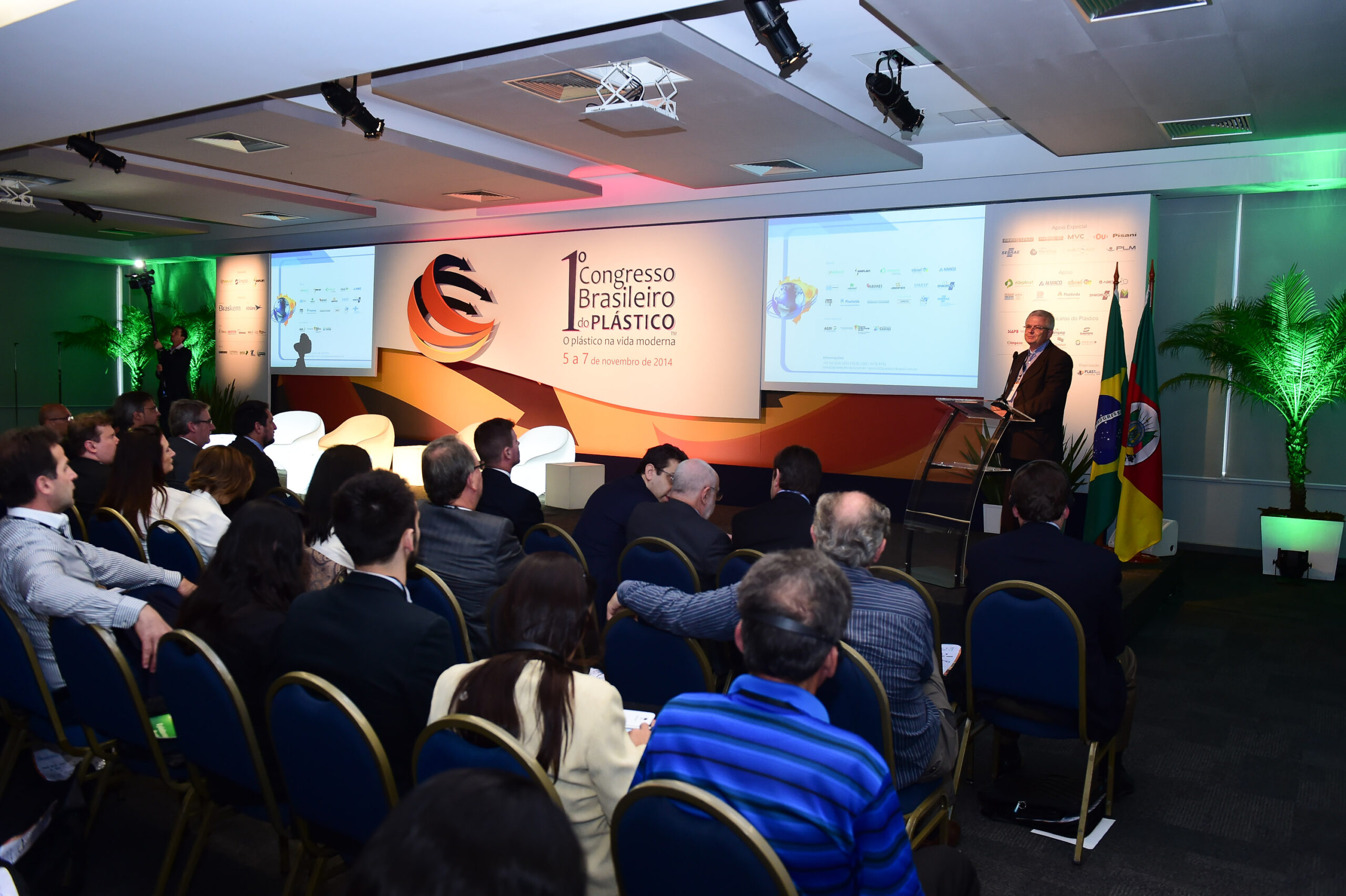 Porto Alegre-RS; 06/11/2014; Primeiro Congresso Brasileiro do Plástico, realizado nos dias 05, 06 e 07 de novembro na FIERGS em Porto Alegre. Foto: Vinícius Costa/ Agência Preview